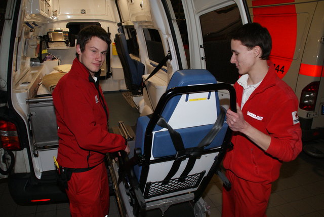 Thomas aus Stams und Josef aus Telfs leisten als Zivildiener einen wichtigen Beitrag beim Roten Kreuz in Telfs.