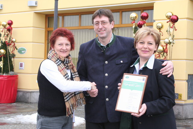 Doppel-Gratulation.  Bezirksblatt-Geschäftsstellenleiterin Veronika Hauer gratuliert dem Ehepaar Hag zur Top-Wirt-Auszeichung und Sepp Hag zur Wahl zum IG-Obmann Gmünd.Foto: jungmann