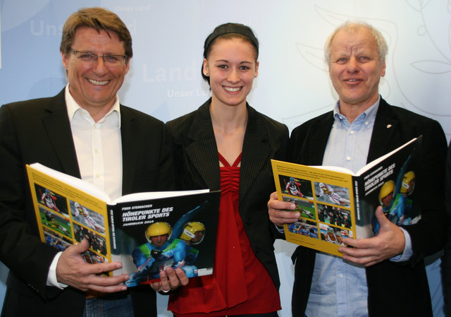 Sportreferent LHStv. Hannes Gschwentner, die Haller Schwimmerin Caroline Reitshammer und Autor Fred Steinacher.