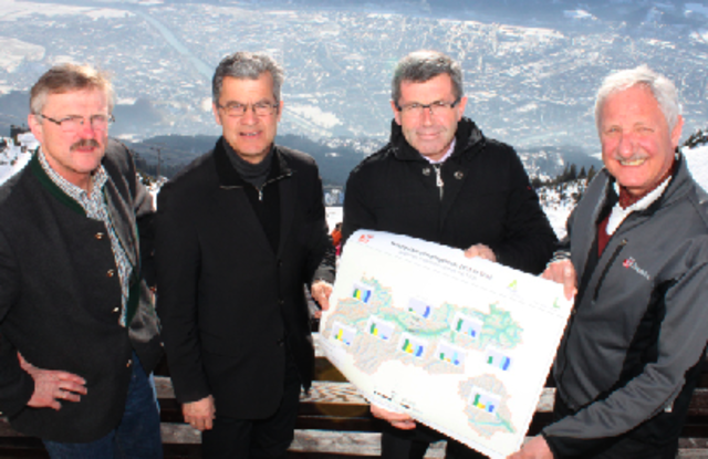 Die Schutzbauexperten Siegfried Sauermoser (Wildbach- und Lawinenverbauung), Hubert Steiner (Abt. Wasserwirtschaft), LH-Stv. Anton Steixner und Forstdirektor Hubert Kammerlander stellten auf der Seegrube die Bauvorhaben für 2011 vor. | Foto: Gstraunthaler