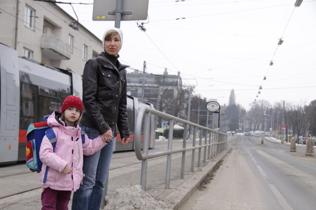 Karina Bouwensch (re.): Auf der Paradisgasse hält sich kaum jemand an das Tempolimit, Kinder sind in Gefahr.