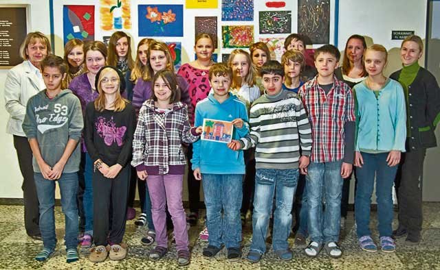 Voller Stolz überreichten die Schüler der Hauptschule Schillerplatz der Geschäftsführerin der Lebenshilfe, Martina Lang (r.), den Spendenscheck.