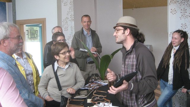 Eine Besuchergruppe aus der Region West-Luzern zeigte sich beeindruckt vom Unternehmergeist der FA Rolf spectacles in Höfen. | Foto: Foto: REA