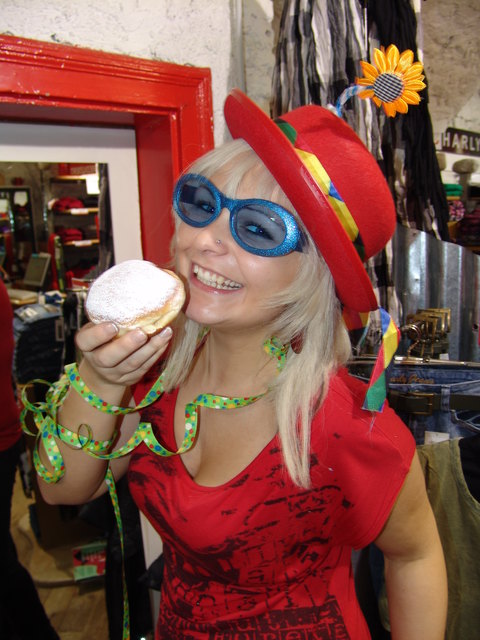 Krapfenprinzessin Elisa mit Hut vom Kappus