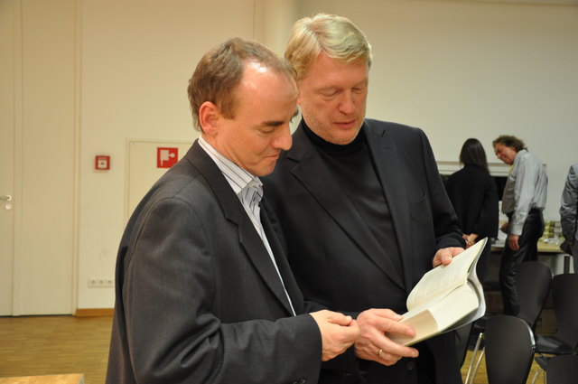 Büchereileiter Christian Jahl und Casino Austria-Vorstand Dietmar Hoscher zeigten großes Interesse am Krimi-Roman