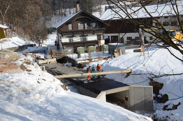 Im Bereich „Lampert“ fließt jetzt das Wasser jetzt in einer 34 Meter langen Beton-Künette. Mittlerweile führt hier bereits wieder die Straße über den Bach. | Foto: Hermann Nageler