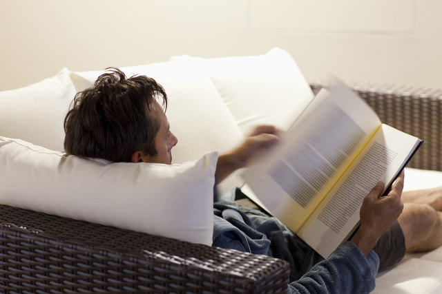 Ein gutes Buch können Besucher der Therme Oberlaa in entspannter Atmosphäre genießen.