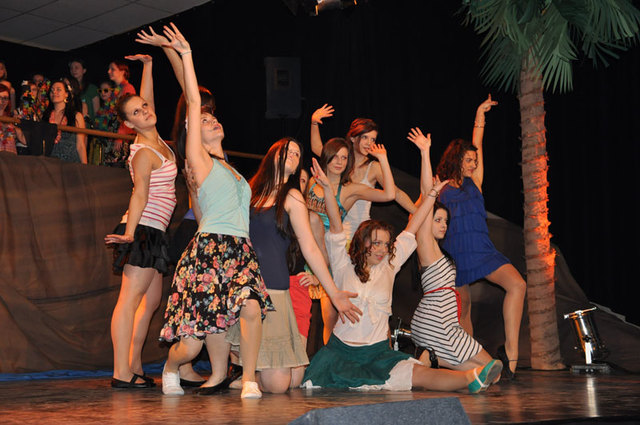 Mit exotischen Tanzeinlagen begeistern die Mitwirkenden des Borg-Musicals „Suenos del caribe“ ihr Publikum im Feldbacher Bundesschulzentrum.