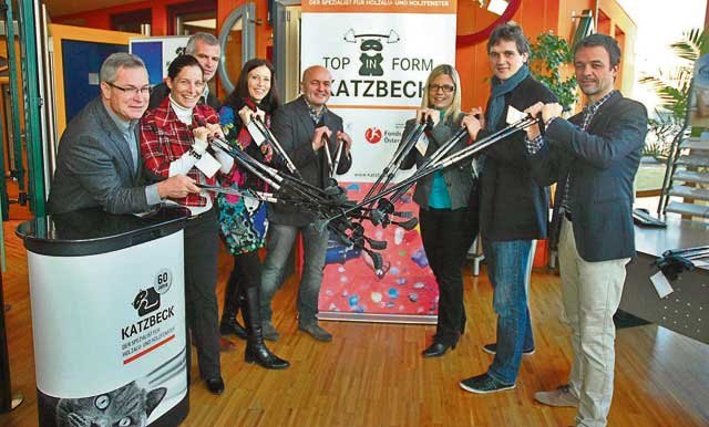 Die Geschäftsführerin des Rudersdorfer Unternehmens, Daniela Katzbeck, zeigt sich beim Walken mit den Projektverantwortlichen sportlich.