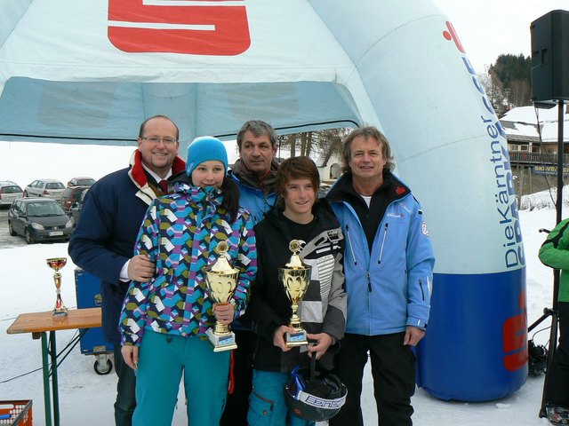 Die beiden glücklichen Tagessieger des Snowboard-Bezirkscups 2011, Tabea Krebs (li.) und Mario Leitner, mit ihren glänzenden Siegestrophäen