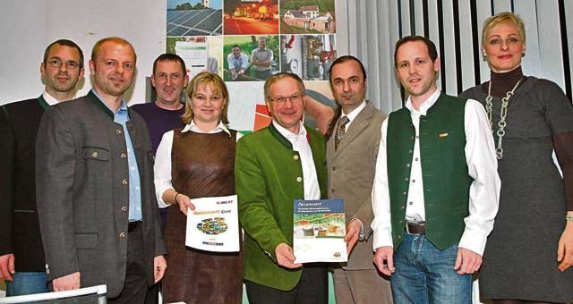 Josef Ober (M.) sichert sich Profiberatung in Sachen Energieeffizienz.