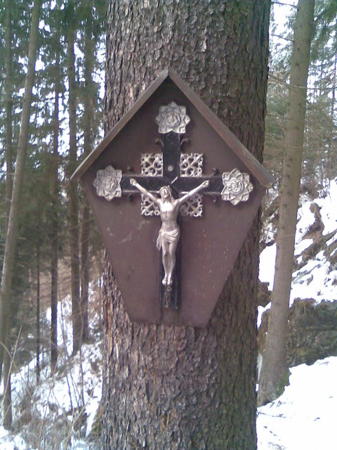 Baumkreuz beim Steilaufstieg zur Schwarzen Muttergottes