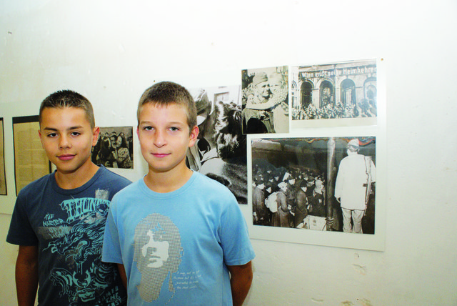 Junge Experten, die durch die Ausstellung im Bunker führen: Mateo Dragicevic und Leopold Gazic.
