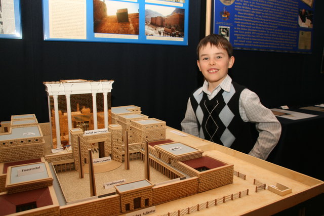 Andreas vor der Nachbildung des Tempels des Herodes.