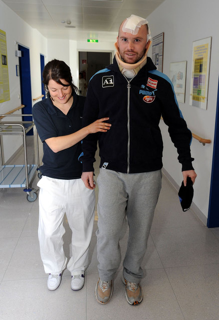 Hans Grugger (im Bild mit Physiotherapeutin Marlene) kann bereits erste Schritte machen. | Foto: ÖSV/Erich Spiess