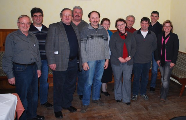 Foto Gründungsversammlung des Dorferneuerungsvereines von links: