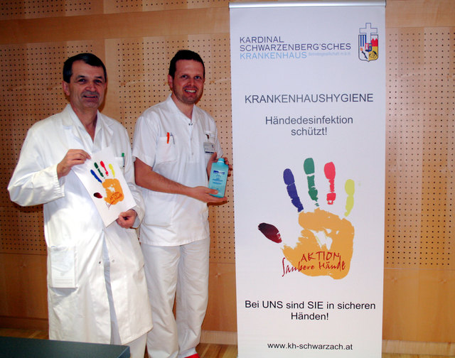 Oberarzt Hubert Artmann (l.) und Hygienefachkraft Rainer Hübl haben im Krankenhaus Schwarzach die „Aktion Saubere Hände“ gestartet.