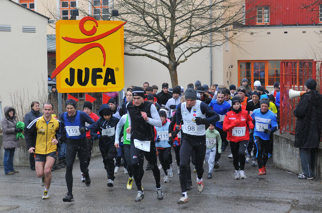 Direkt beim Jufa wurden die fast 60 Läufer auf die neue Crosslaufstrecke ins Thayatal geschickt.Fotos: www.lobenschuss.com