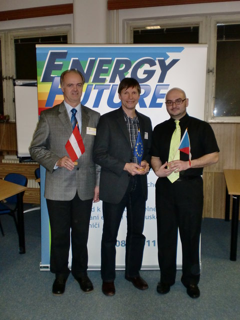 Die Referenten bei den Vorträgen in Tschechien (v.l.): Bürgermeister Martin Bruckner, Ewald Grabner von der Energieberatung NÖ und Jan Jurišta vom tschechischen Projektpartner NiPaS. Foto: BETZ