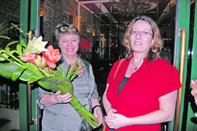 Ein Blumenstrauß für die Gastgeberin Michaela Schelberger (links) von Eva W.