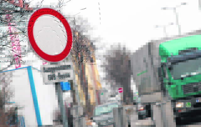 Fahrverbot, ausgenommen GVB: Solche Schilder müssen getauscht werden. | Foto: geopho.com