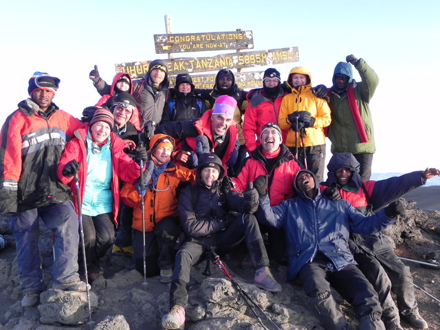 Eine Gruppe des AV Hall auf dem Kilimandscharo.