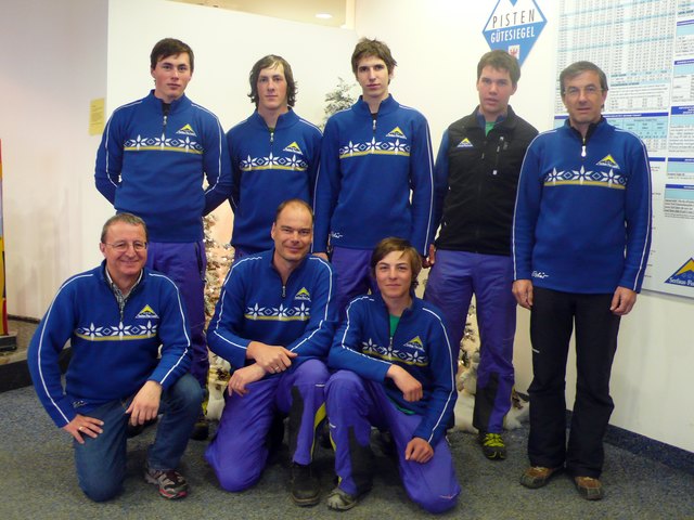 Im Bild hinten von links: Andrä Kneringer, Simon Greil, Marcel Kirschner, Georg File und Ausbildner Ing. Ernst Thurnes; vorne von links: GF Mag. Georg Geiger, GF. Ing. Stefan Mangott und Simon Gfall. | Foto: Walch