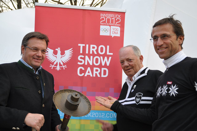 Im Bild Landeshauptmann Günther Platter, Snowcard-Initiator Roland Reichmayr und Josef Margreiter, GF Tirol Werbung bei der Präsentation der neuen Olympia Karte in Garmisch.