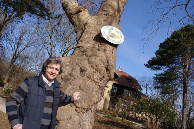 Seit 25 Jahren ist Hassan Sarsam Pächter der Villa Magdalenenhof.Nach der Sprengung der Sender sowie der Präsentation seiner „Öko-Zelle“ flatterte die Kündigung ins Haus.