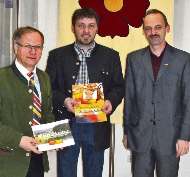 Josef Ober mit Kurt Luttenberger und Bürgermeister Johann Kaufmann. Die regionale und persönliche Inwertsetzung war Thema des Abends.