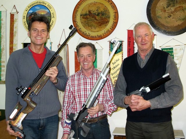 Isidor Zwischenbrugger jun. (2.) Heinrich Baic (1.) und Sebastian Baumann (3.) holten die Stockerlplätze bei der Gildenmeisterschaft der Wintersteller Schützen