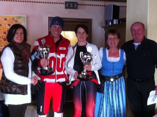 Sportreferentin Maria Braito, die Tagesbesten Clemens Enzenhofer und Elisabeth Zwicknagl, Mauthwirtin Renate Hager und WSV-Obmann Toni Burger nach dem Gedenkrennen