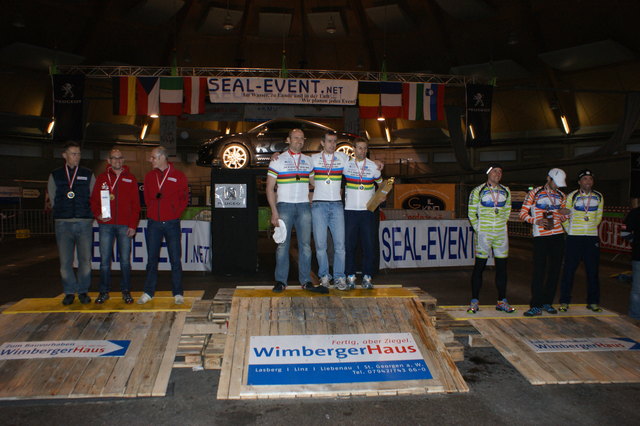 Links im Bild: das erfolgreiche Elektrotechnik Körrer Team aus Markt Piesting mit Gerald Hauer, Teamchef Johannes Körrer und Martin Hönigsberger wurden für ihre Leistung mit dem hervorragenden 2. Platz belohnt