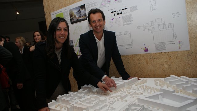 Vizebürgermeisterin Maria Vassilakou und Stadtschulrat Christian Oxonitsch begutachten das Siegerprojekt.