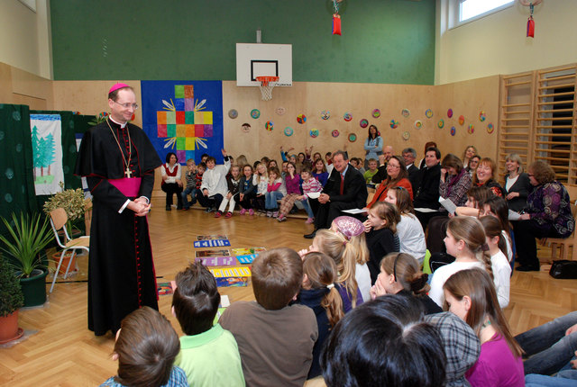 Weihbischof Turnovszky besuchte die Volksschule in Spannberg und stellte sich auch bereitwillig den Fragen der Kinder.