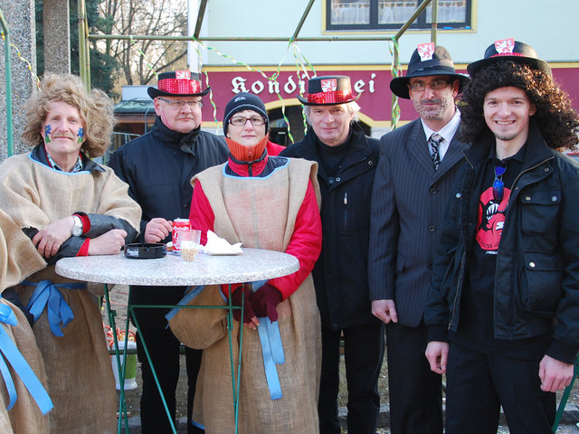 Gerhard Schlatter, GGR Herbert Grillhofer, Gabriele Grillhofer, GGR Hans Wurm, GR Artur Stelzeneder und GR Bernhard Wurm beim bunten Faschingstreiben am Marktplatz in Neumarkt