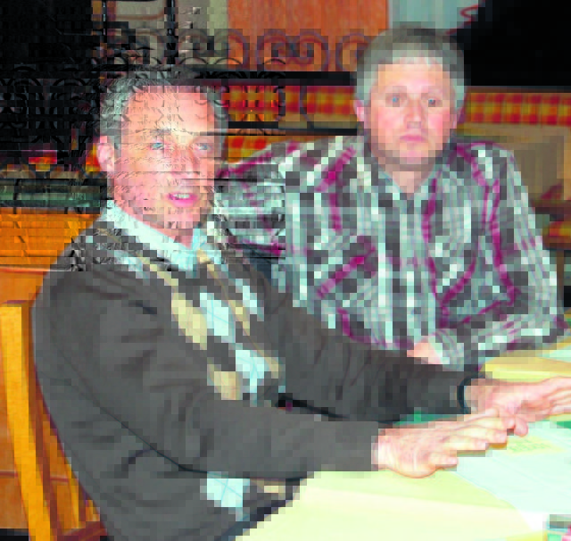 Auch die SPÖ- Funkionäre diskutierten mit: Vize-Bgm. Josef Resei (l.) und GR Kurt Standmann