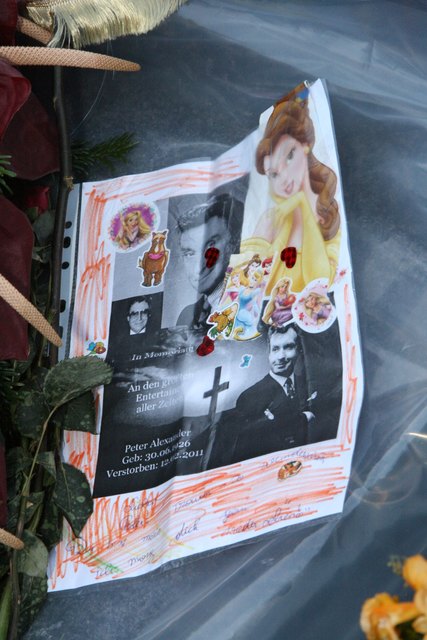 Fans hinterlegen Abschiedsbriefe an Peter Alexanders Grab. | Foto: wolff