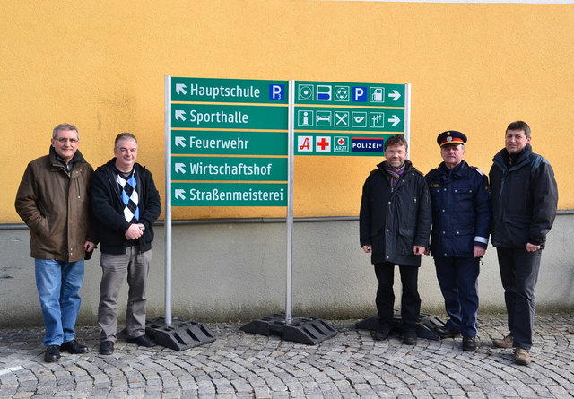 So sieht das neue Leitsystem in Gföhl aus: Karl Braun, STR Siegfried König, Stadtamtsdirektor Anton Deimel, Polizeiinspektionskommandant KI Karl Simlinger und Straßenmeister Peter Heindl, Johannes Pernerstorfer (urlaubsbedingt nicht im Bild). | Foto: privat