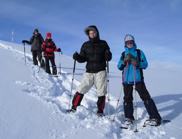 Die SchülerInnen und LehrerInnen der Clemens Holzmeister Hauptschule Landeck verbrachten kürzlich einen tollen Wintersporttag am Venet. Die professionelle Betreuung der Skifahrer übernahmen dabei die Skilehrer der Schneesport Schule von Harald Juen.  Die