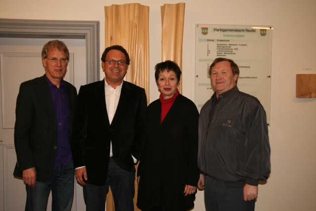 Bgm. Luis Oberer (li), Vbgm. Elisabeth Schuster und Franz Schneider stellten Martin Gogl (2.v.l.) als neuen Heimleiter vor.