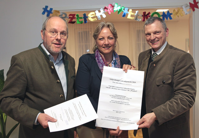 „Aufgeschnappt und aufgemerkt 2010“ wurde gesammelt  von Ex-Landtagspräsident Michael Neureiter (li.) im Alltag und LAbg. Josef Schöchl (re.) im Landtag. Sie haben die Sammlung Landesrätin Tina Widmann als verbales „Bschoadpackl" überreicht. | Foto: Privat