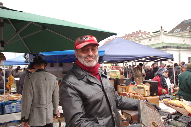 Beim samstäglichen Flohmarkt am Naschmarkt in der Nähe der U4-Station Kettenbrückengasse werden Richard Weihs Augen ganz groß: Er liebt es, in Büchern zu stöbern, Originale kennenzulernen oder einfach die Atmosphäre aufzusaugen.