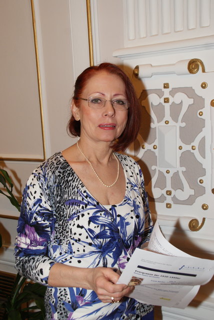 Leonore Binder studiert bereits das Programm zu den nächsten Veranstaltungen des Forum 18.