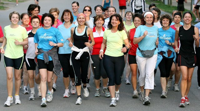 Frauen machen sich für den Sommer fit. | Foto: Diener, Österreichischer dm Frauenlauf