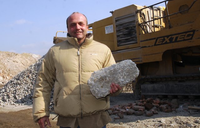 Bei Hans-Peter Mayer werden Asphalt, Beton und Bauschutt sortiert, deponiert und verarbeitet. | Foto: privat