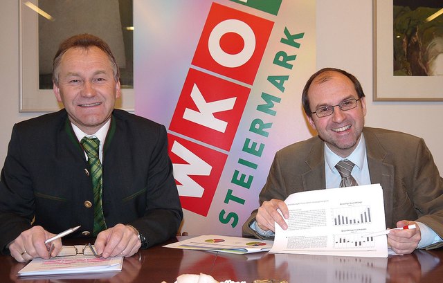 V. l.: Obmann Johann Spreitzhofer und Geschäftsstellenleiter Andreas Schlemmer bestätigen einen deutlichen Aufschwung am Wirtschaftssektor.
