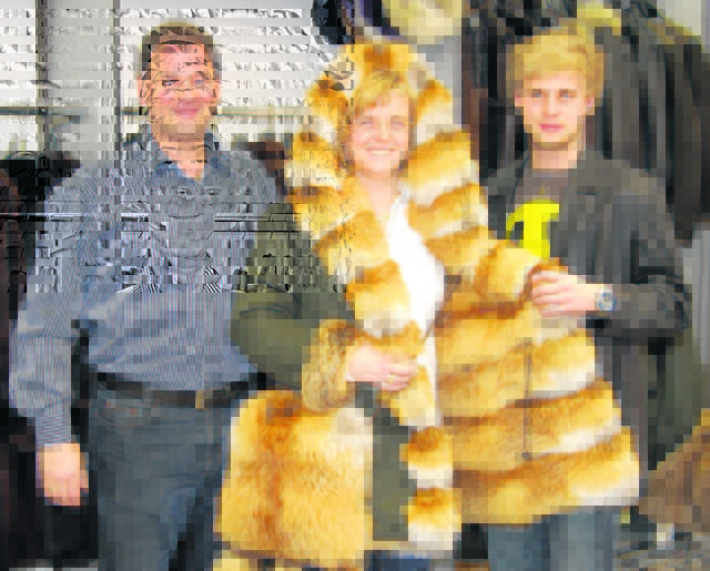 Die Kürschner-Familie mit dem Sieger-Stück: Peter, Birgit und Sohn Philipp