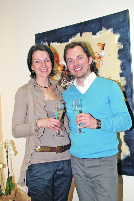 Prost! Daniela Sprenger-Unterrainer und Christoph Steurer­ stießen auf ihre Fachpraxis für Psychologie an.