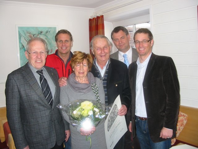 Erika und Harry Haidinger mit WK Obmann Heinz Huber, TVB-Direktor Martin Ebster, Bgm. Helmut Mall und WK-GF Thomas Köhle (v.l.)